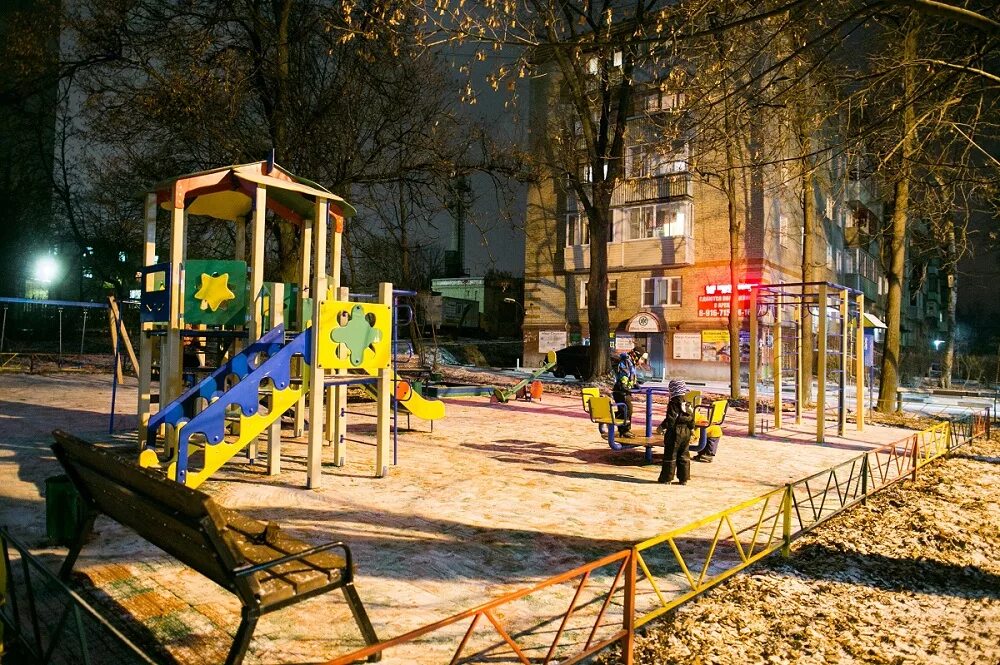 Темная площадка. Темная детская площадка. Стильные детские площадки. Детская площадка ночью. Двор ночью.