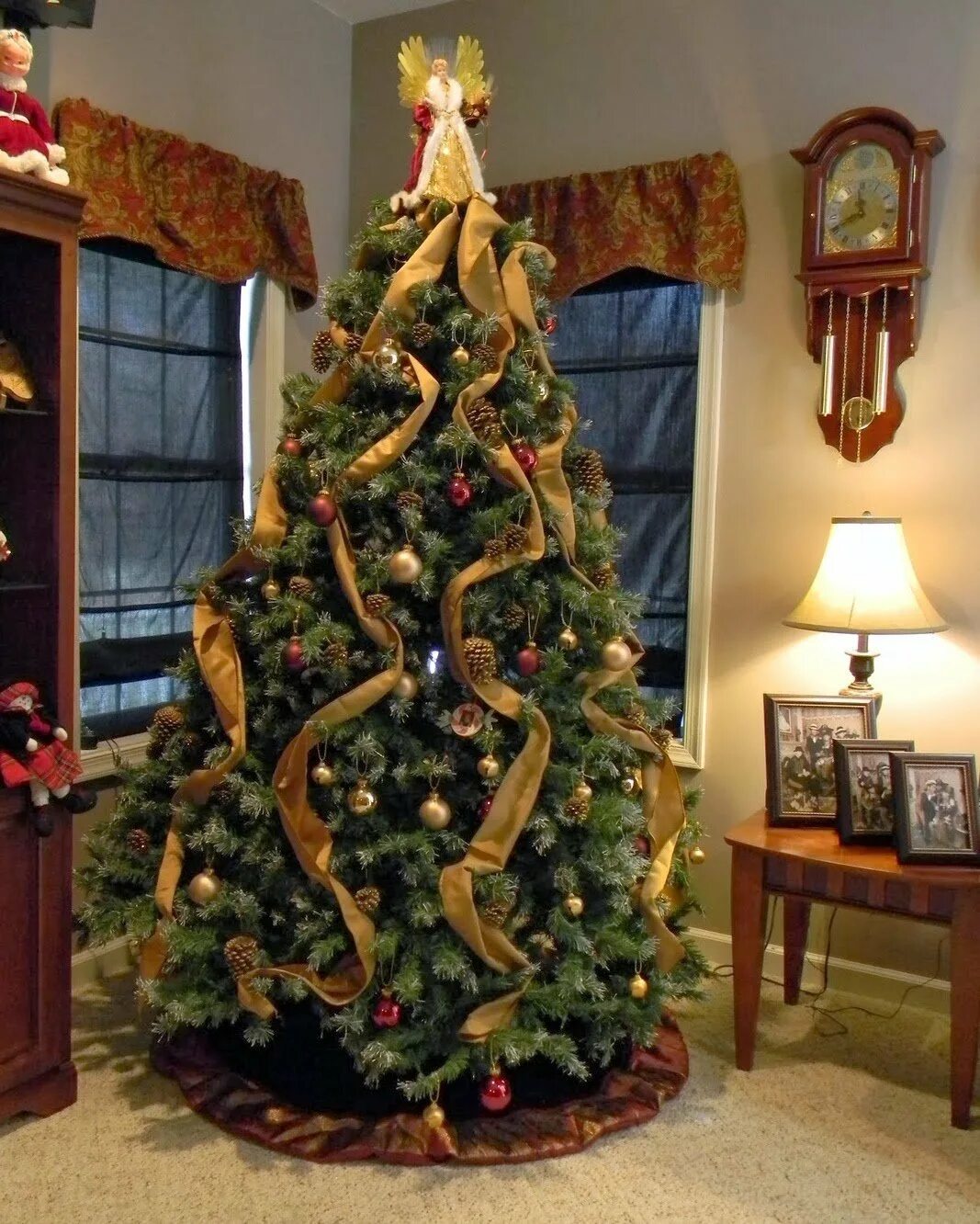 Украшаем елку. Новогодняя елка на стене. На новый год ставят елку. Красивая новогодняя елка. Новогодний интерьер в квартире.