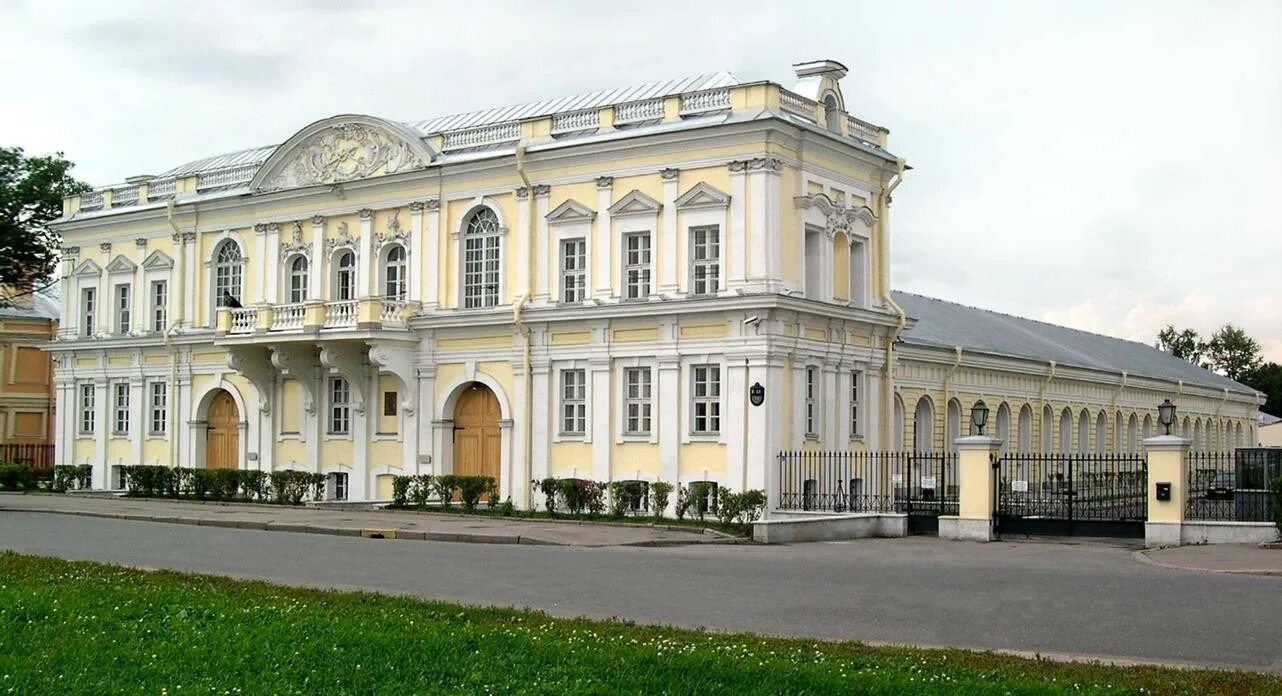 Корпуса спб. Манеж кадетского корпуса Университетская наб. Манеж первого кадетского корпуса Санкт-Петербург. Кадетский корпус на Университетской набережной. 1732 В Петербурге открылся первый кадетский корпус.