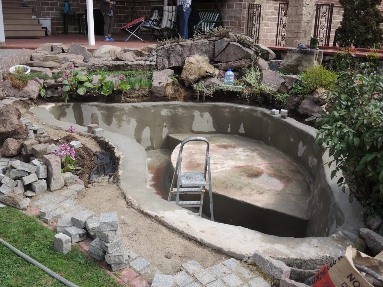 Бетонная чаша для пруда. Прудик из бетона. Водоем из бетона. Стройка пруда. Пруд сокращение