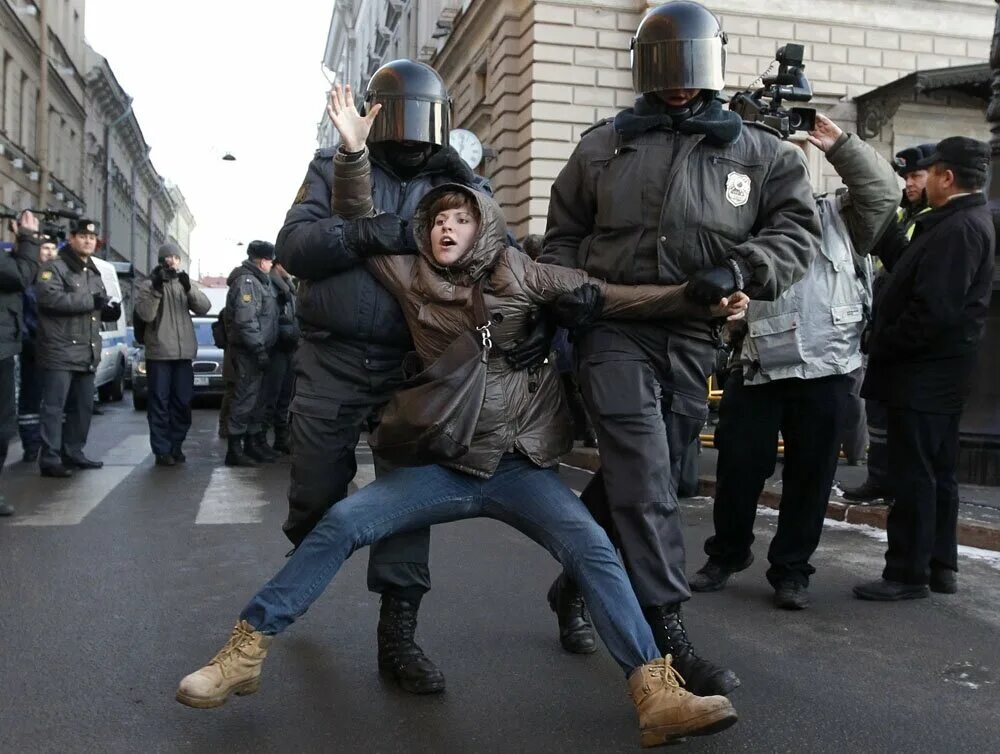 Били сапогами. Люди на митинге.