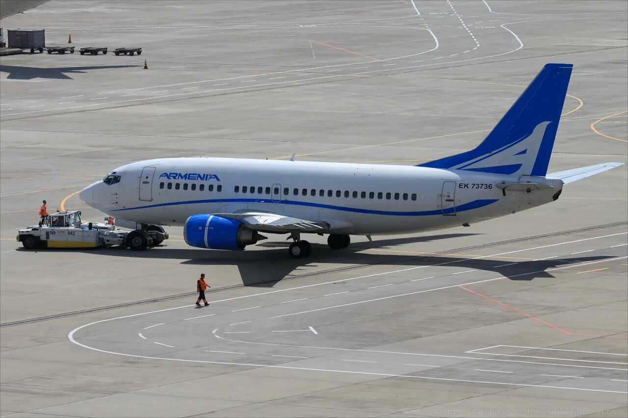 Fly one armenia сайт. Боинг 737 Армения. Авиакомпания Армения Boeing 737. Боинг 737 армянские авиалинии. Боинг 737-800 Армения.