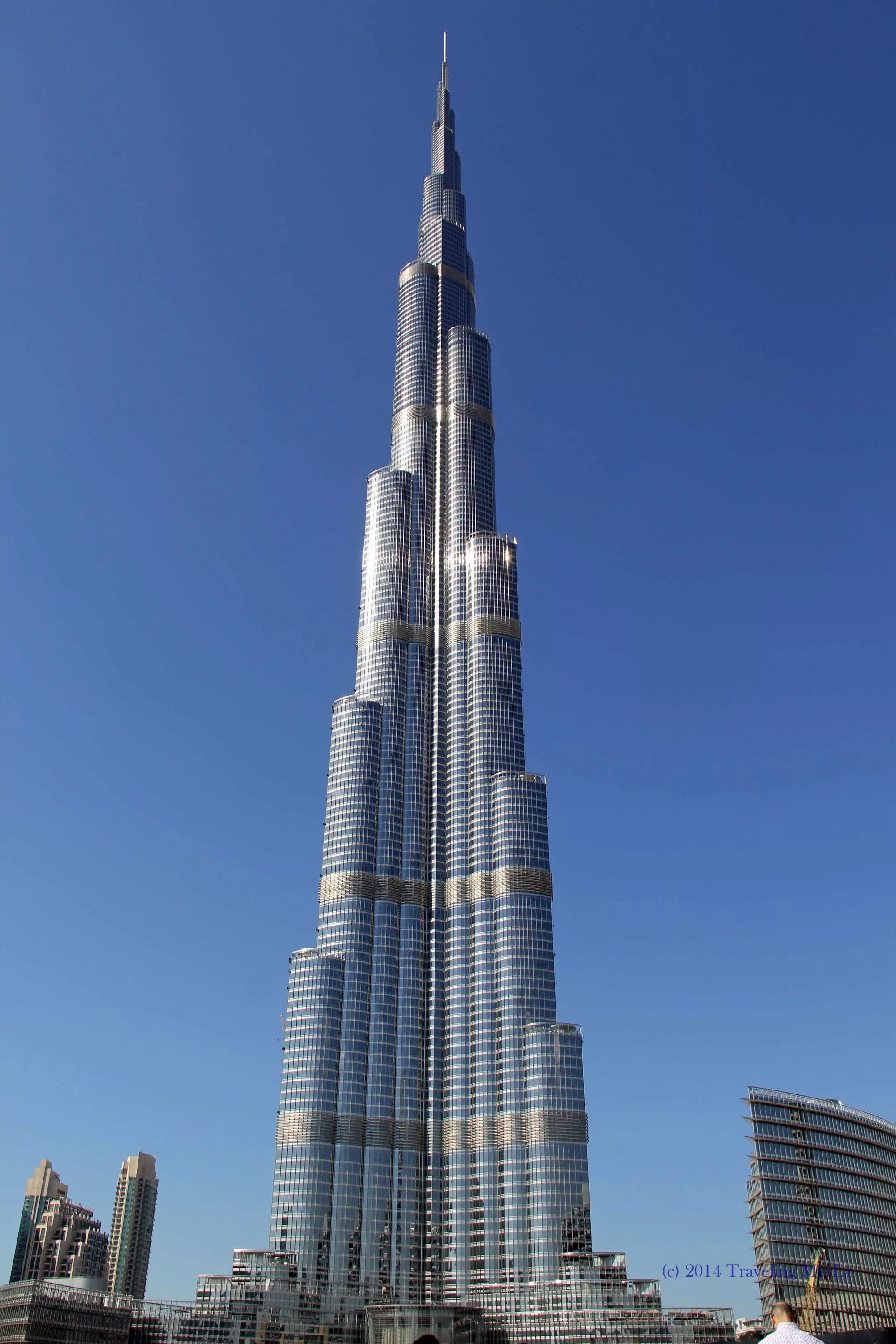 Самая высокая башня халифа. Бурдж-Халифа Дубай. Небоскрёб Бурдж-Халифа в Дубае. Башня здание Бурдж-Халифа. Бурдж-Халифа в Дубае - самое высокое здание в мире.