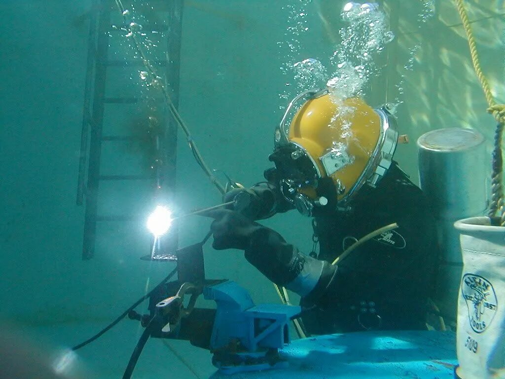 Промышленный водолаз. Спасатель водолаз мчс. Работать под водой. Сварка под водой. Работать под водой.