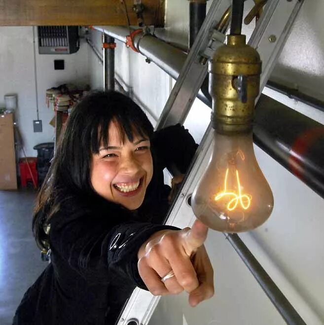 Егорушка задыхаясь от зноя побежал к осоке. Лампочка в пожарной части города ливермора. Лампа накаливания \\ливермор. Керосиновая лампа гиф. Столетняя лампа в ливермор.