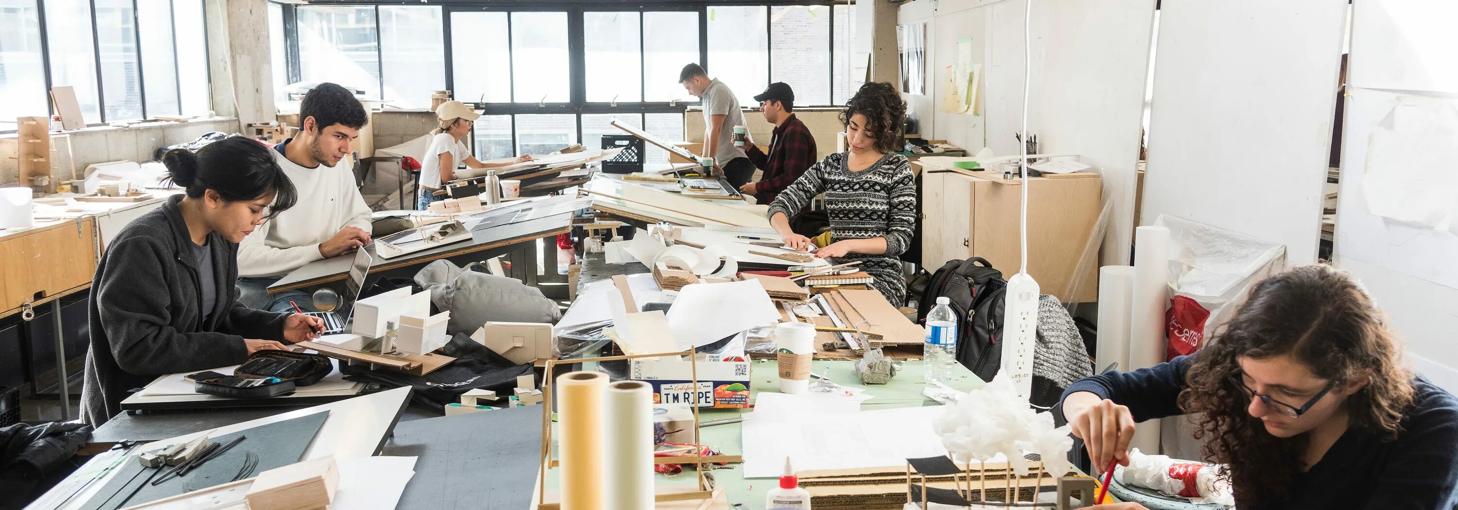Study architecture. Люди исследуют архитектуру. bachelor of architecture.