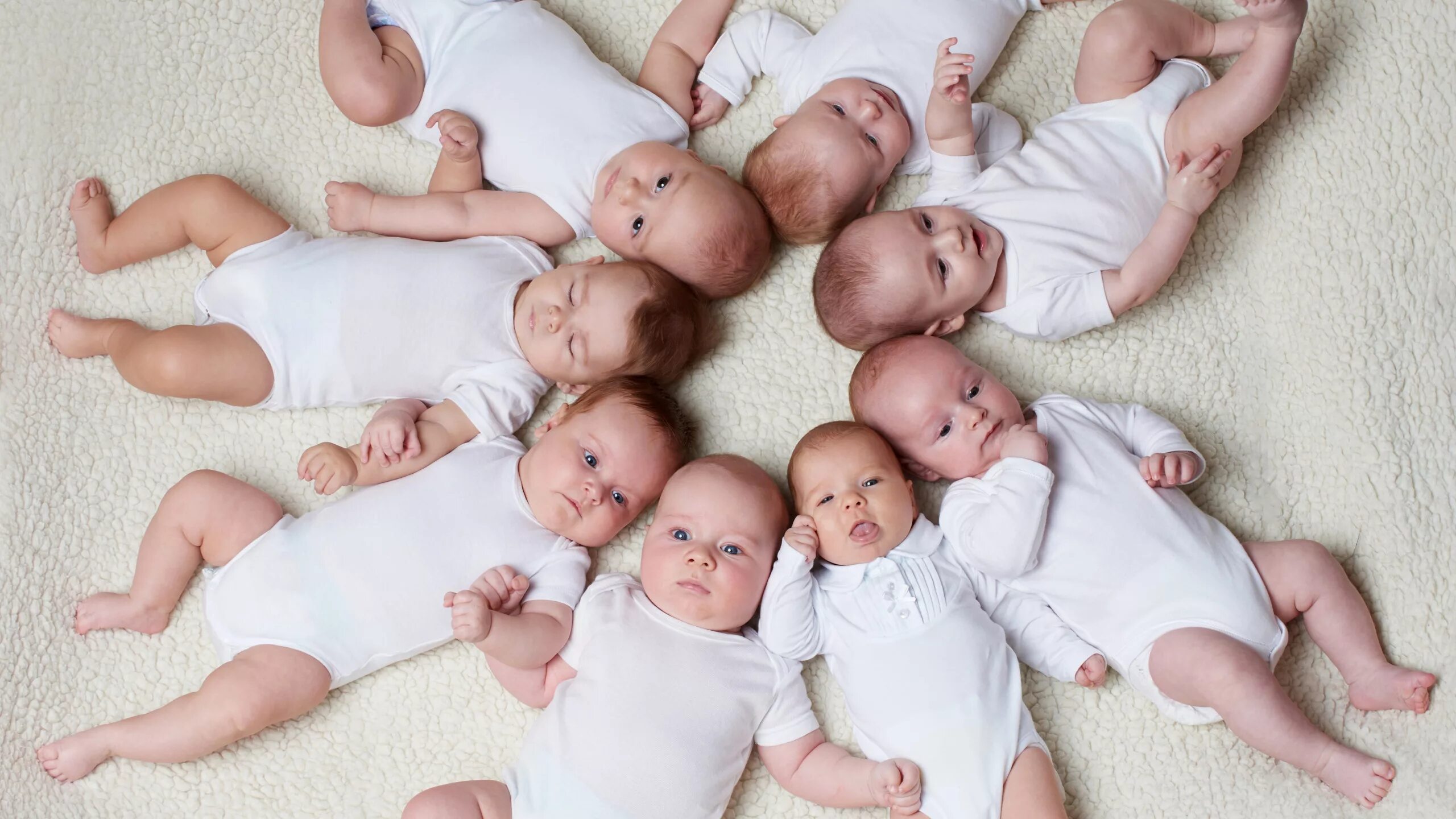 Восемь маленьких детей. Маленький мальчик с большим. Фотосессия группы малышей. Дети разных возрастов. Восемь маленьких детей.