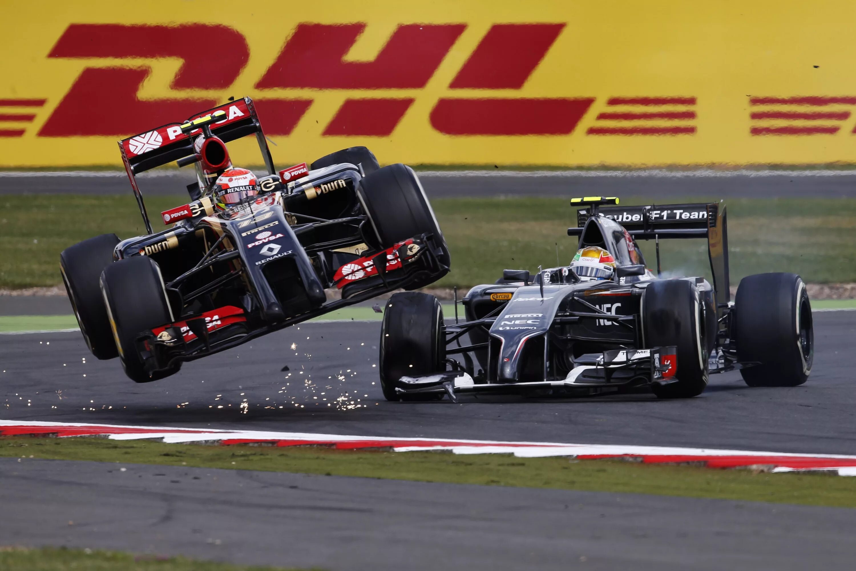 Формула 1 класса. F1 2014 болиды. мальдонадо пастор ф1. эстебан гутьеррес пастор мальдонадо. формула 1 авария гутьеррес мальдонадо 2014.