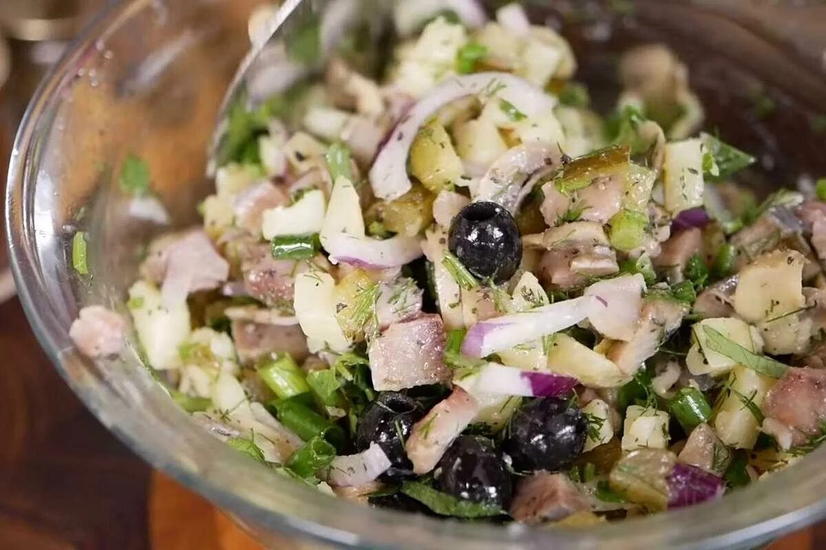 Вкусный слоеный салат. Салат селедка с картошкой. Самый соленый салат. - салат из морской капусты. Черемша салатная.