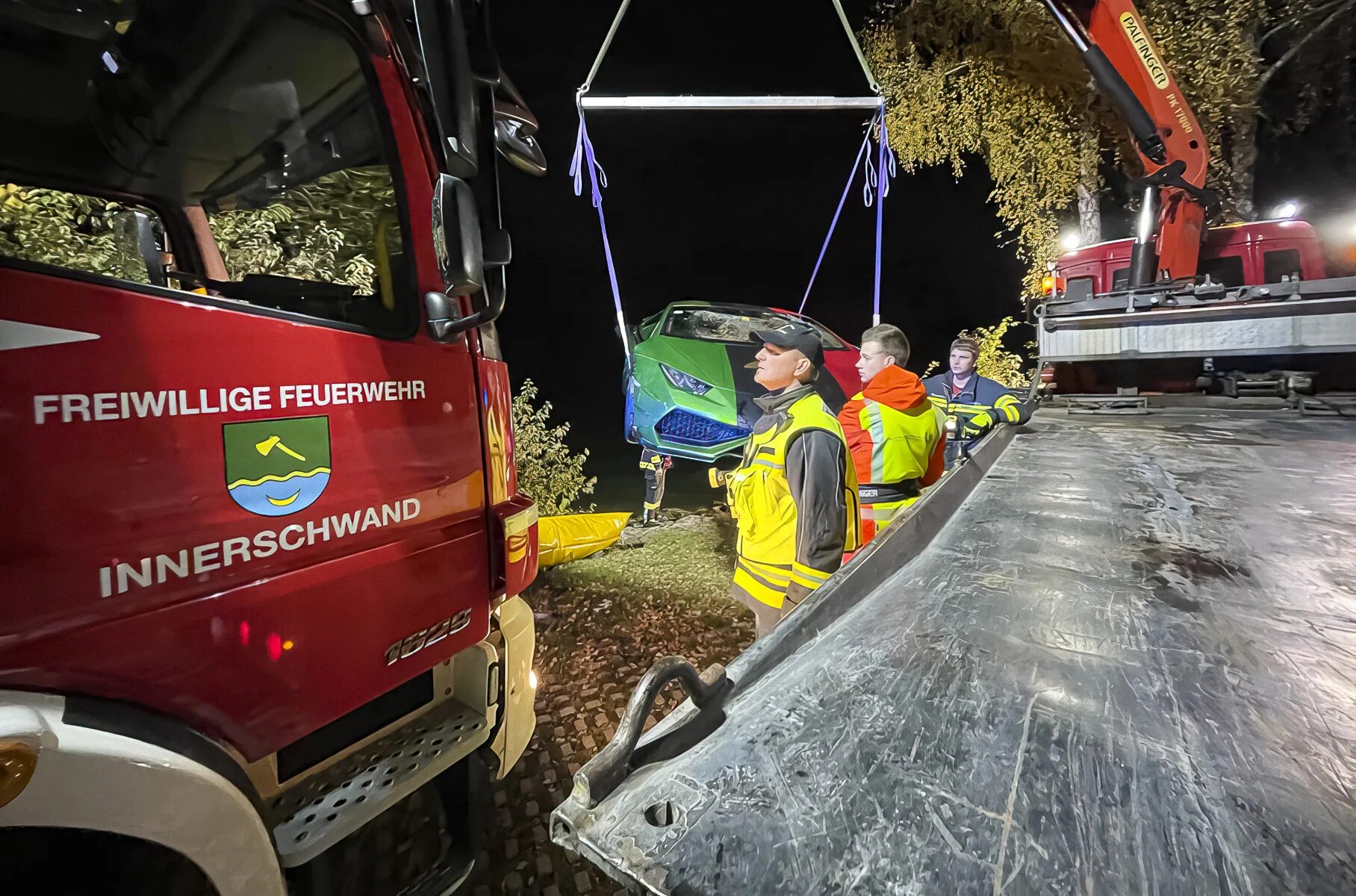 Lamborghini с водителем. В Австрии водители. Ламборгини утонула. Ламборджини с водителем. Озерах водителем