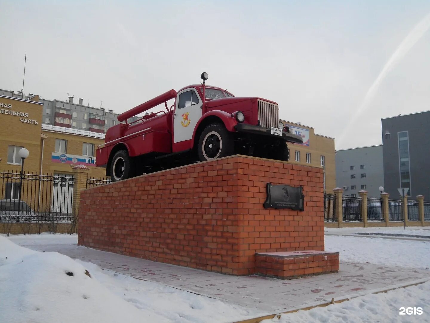 Памятник пожарному автомобилю. Памятника пожарных машин в Новосибирске. Мурманск пожарная машина памятник. Легендарные Грузовики СССР_2. пожарные автомобил.