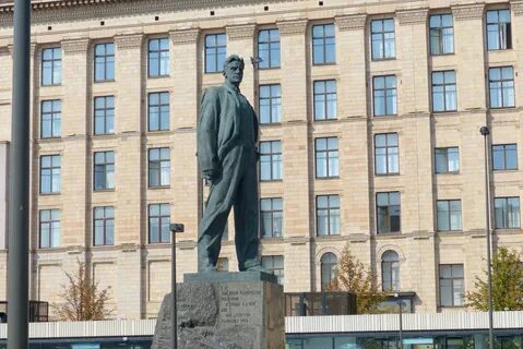 Памятник маяковскому