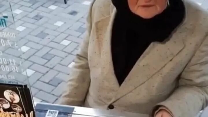 Много букав мем. Сколько мем бабка. Мемы про бабушек. Бабушка мем. Скока скока бабка.