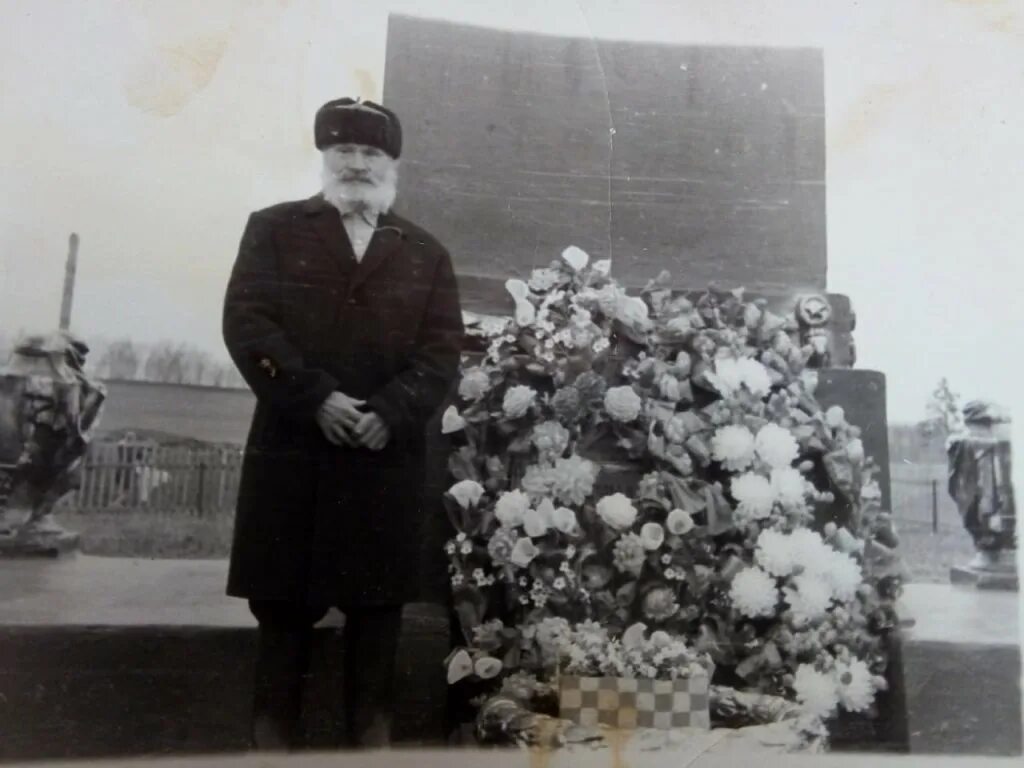 Сидор сын. Памятник братьев сидоровых.