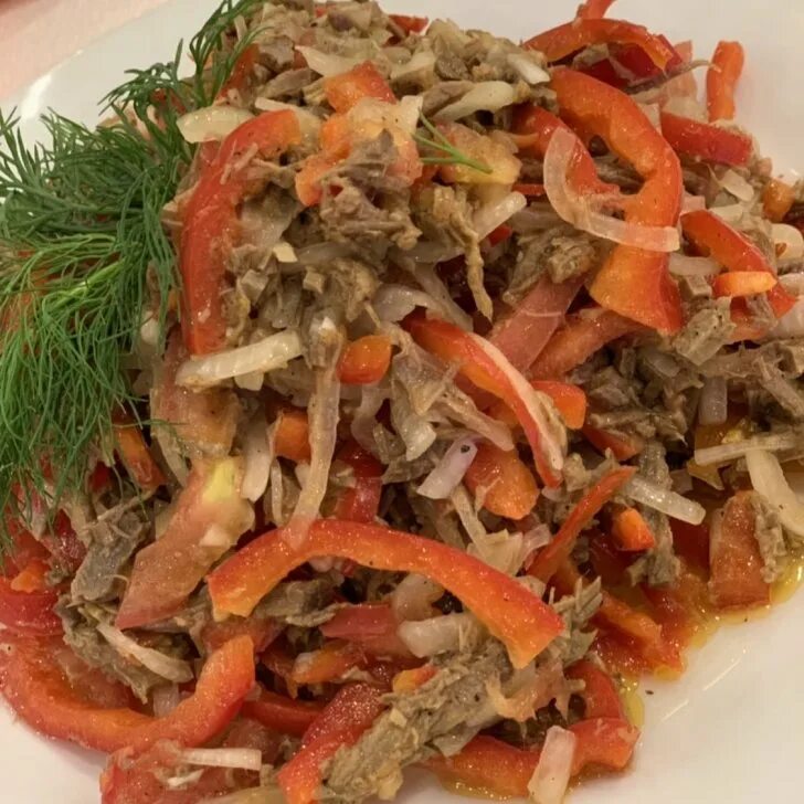 Салат мужской каприз с морковью. Мужской каприз с говядиной. Салат мясной каприз. Салат мужские слезы с корейской морковью. Каприз салатлар.