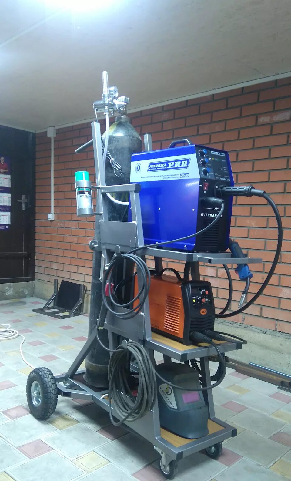 Тележка для сварочного полуавтомата с баллоном 90л. Тележка для полуавтомата drive2. Тележка под сварочный полуавтомат оверман 200. Тележка для сварочного полуавтомата с баллоном 20 литров. Полуавтомат aurora overman 200 стойка.