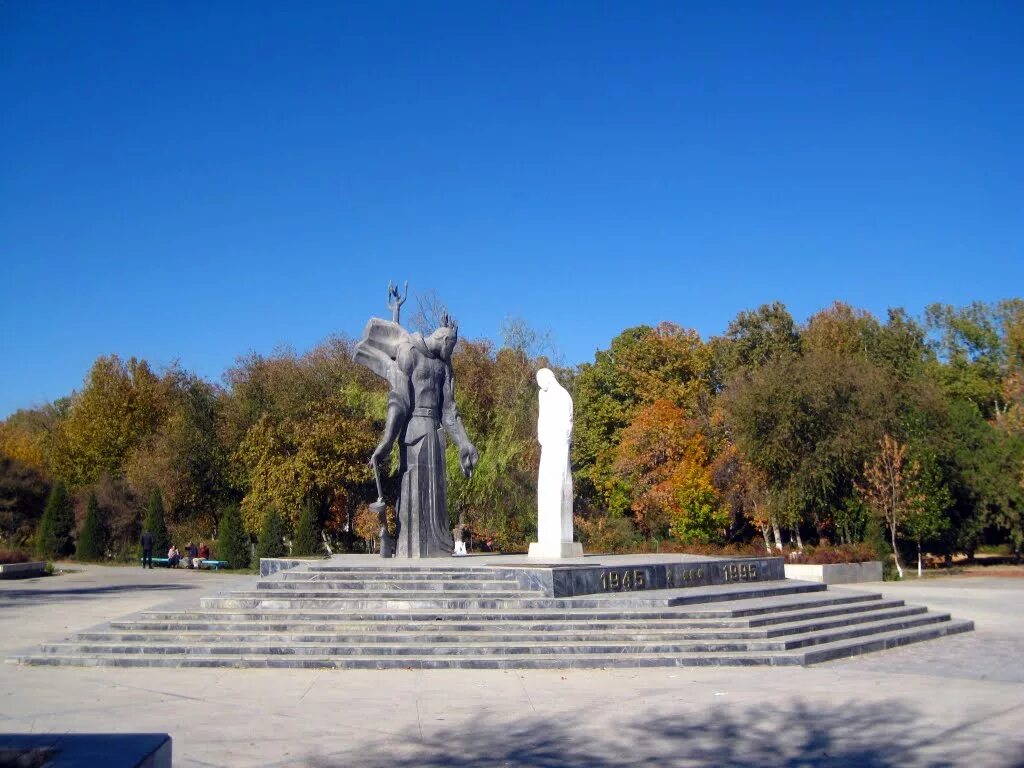 Г навои узбекистан. Навои город в Узбекистане. Памятник трем рекам Навои. Памятник три сестры Навои.