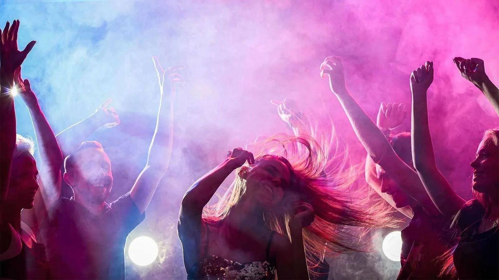 Вид со сцены на зрителей. Ебашь рви. Рвем танцпол. Диджей стадион. Рвем танцпол.