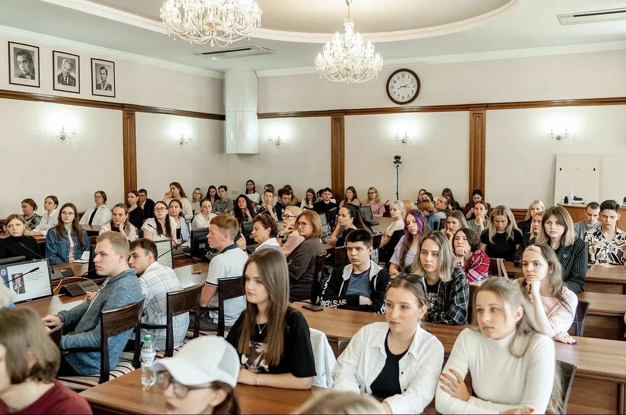 Школа телевидения мгу. Декан факультета телевидения МГУ. Выпускники высшей школы телевидения МГУ. Васильев декан МГУ ВШГА.