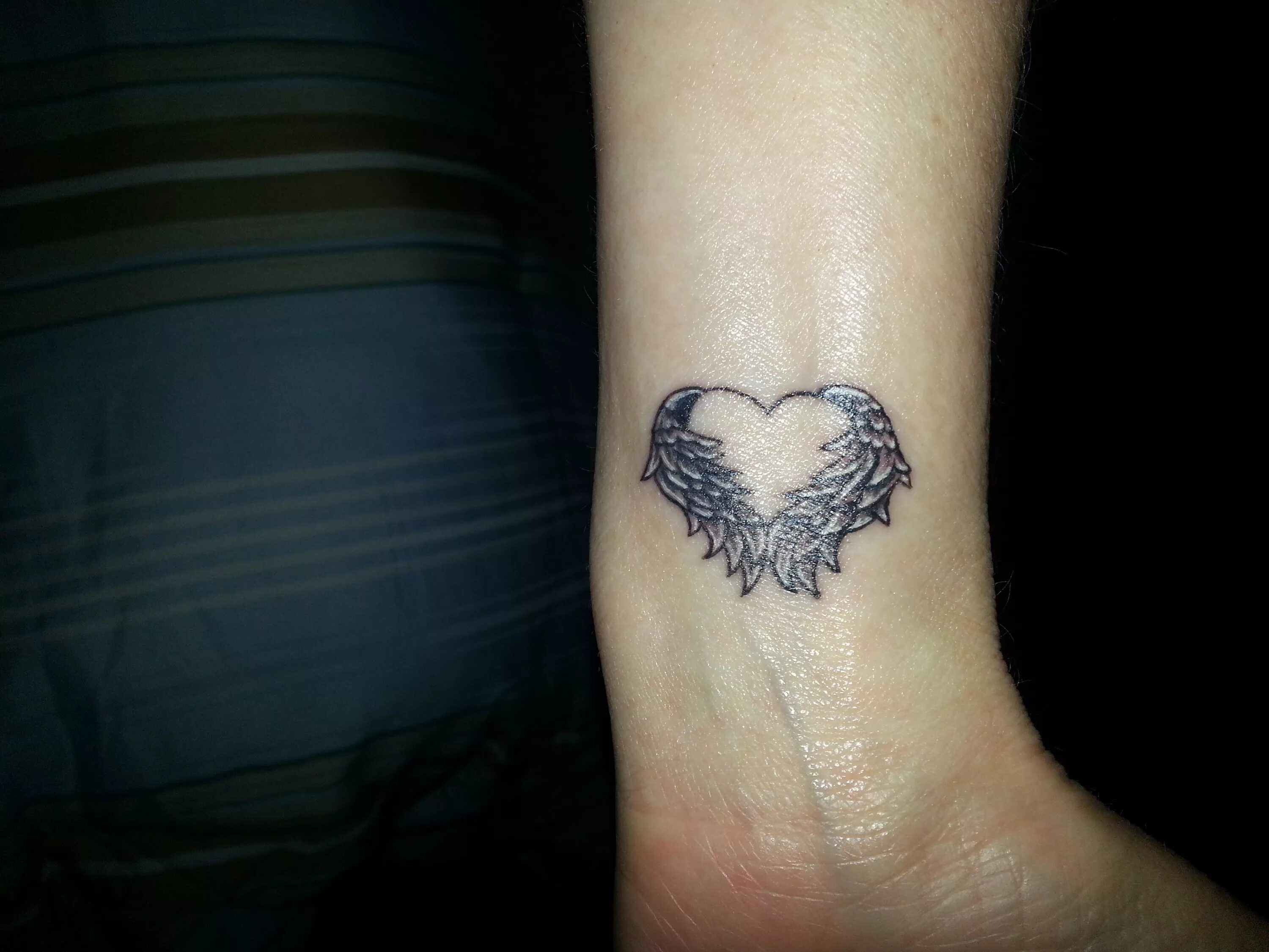 тату крылышки на запястье. тату крылышки на запястье. тату на запястье. крылья ангела на запястье. тату крылья на запястье.