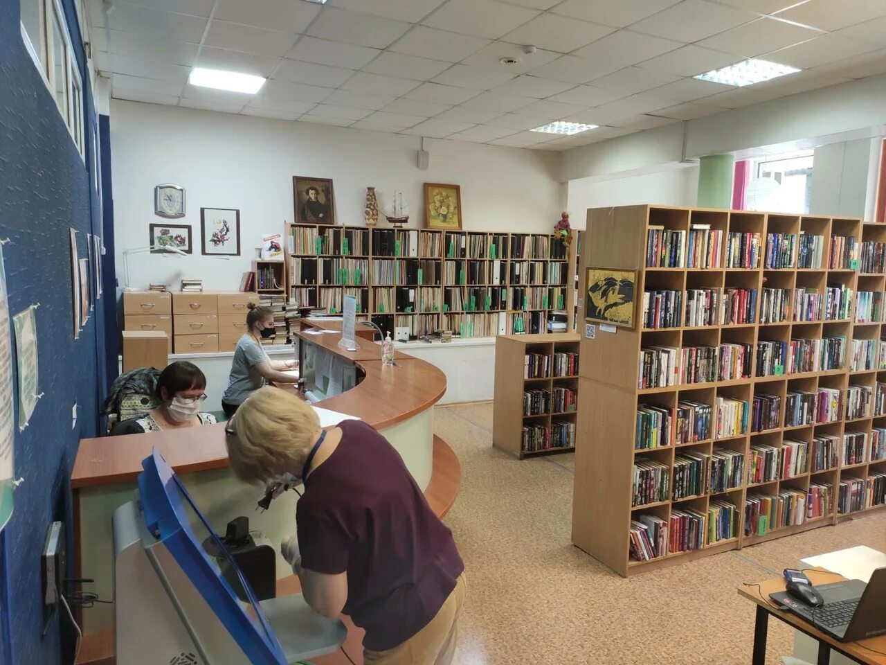 Где работает библиотека. Библиотека работает. Библиотека Новосибирск. Работники библиотеки. Работники библиотеки Новосибирска.