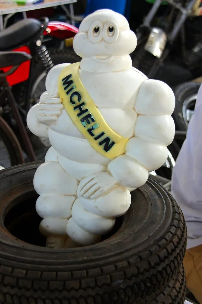 Мистер мишлен. Michelin Маскот. Бибендум Мишлен. 1180 Michelin. Символ Мишлен Бибендум.