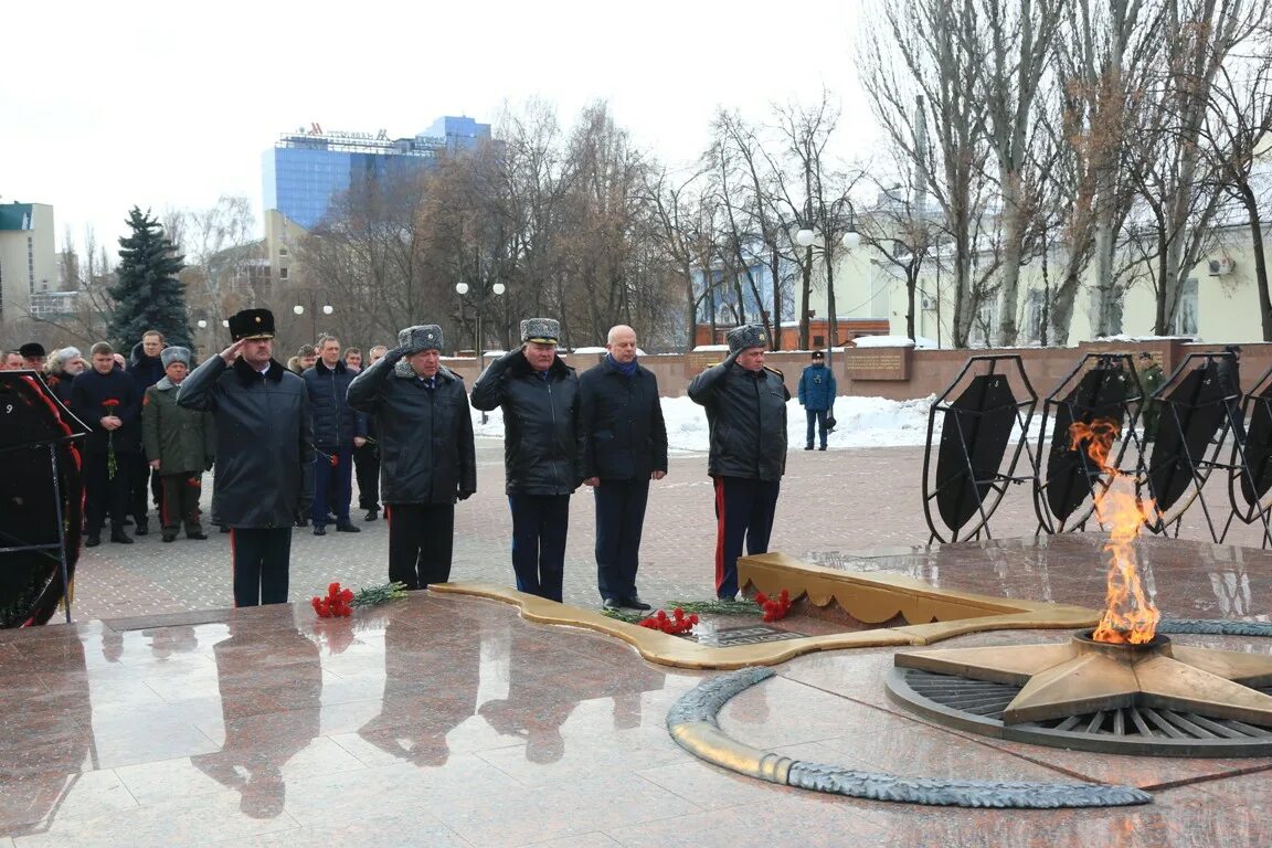 Возложение венков полиция. Защитники МВД. Мвд защитники отечества