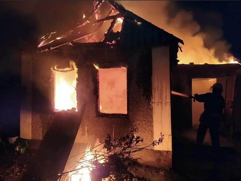 Горящий дом. Сгоревший дом. Гаряюший дом. Сгоревший домик. Покажи сгоревший дом