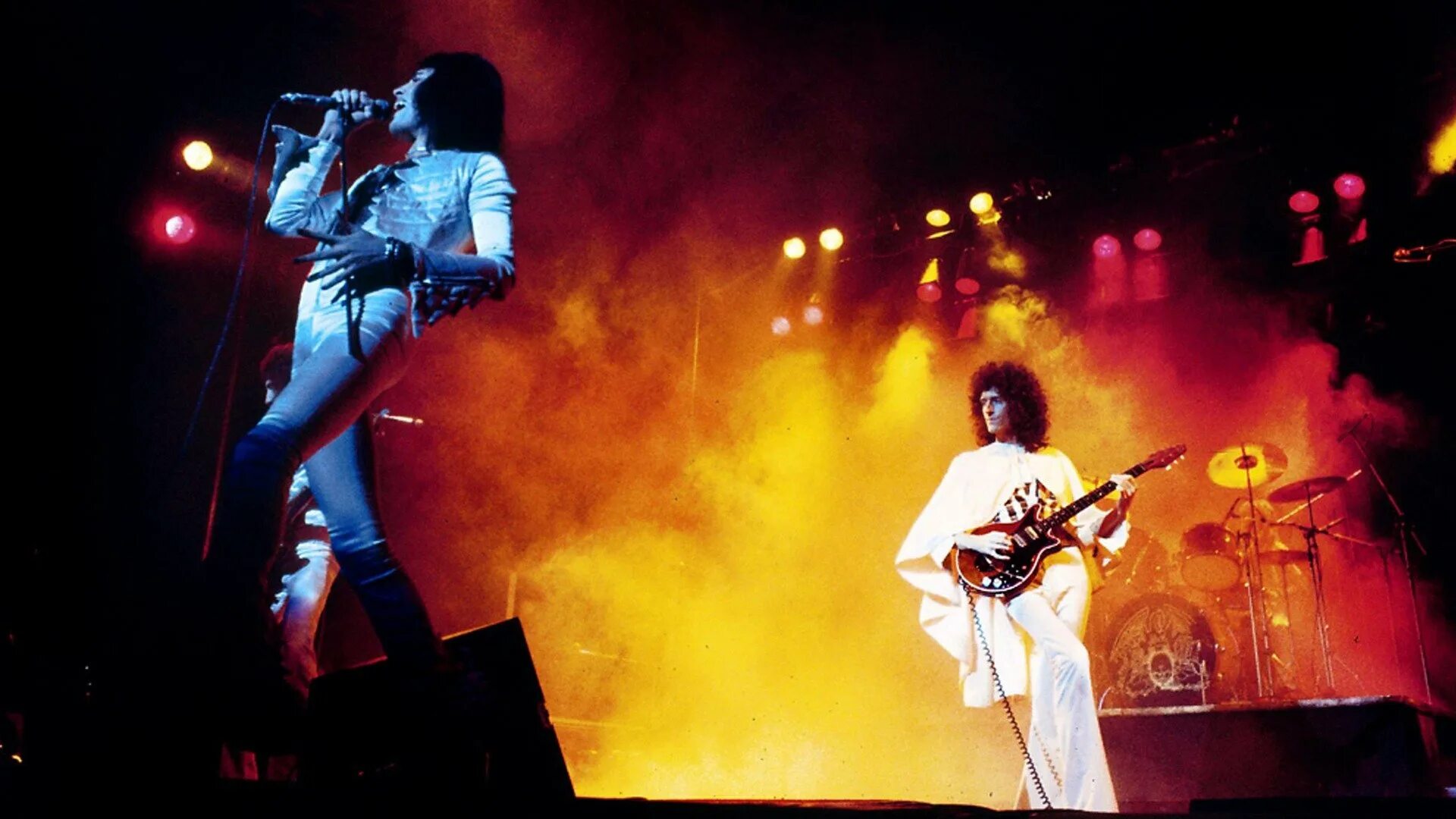 Квин под. Queen 1975. квин в 1975. богемская рапсодия 1975. queen концерт.