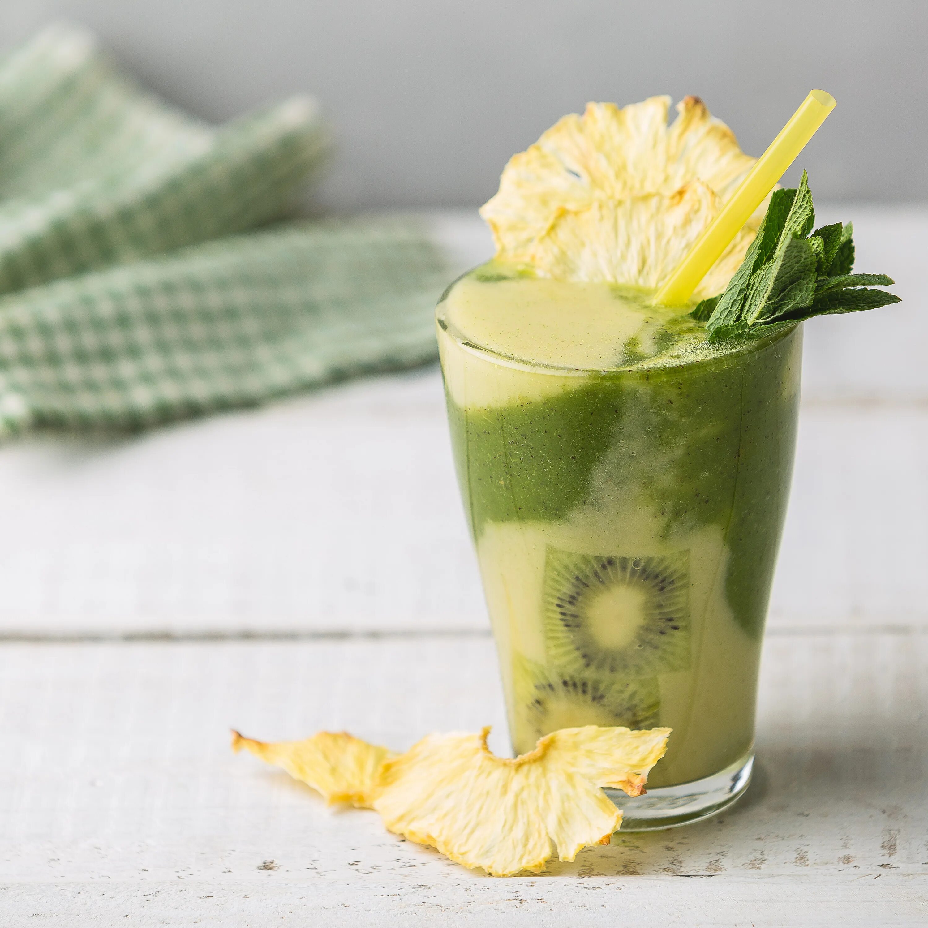 ананасовый сок с кокосовым молоком. пина колада с кокосовым молоком. смузи пина колада. пина колада. ананасовый сок с кокосовым молоком.