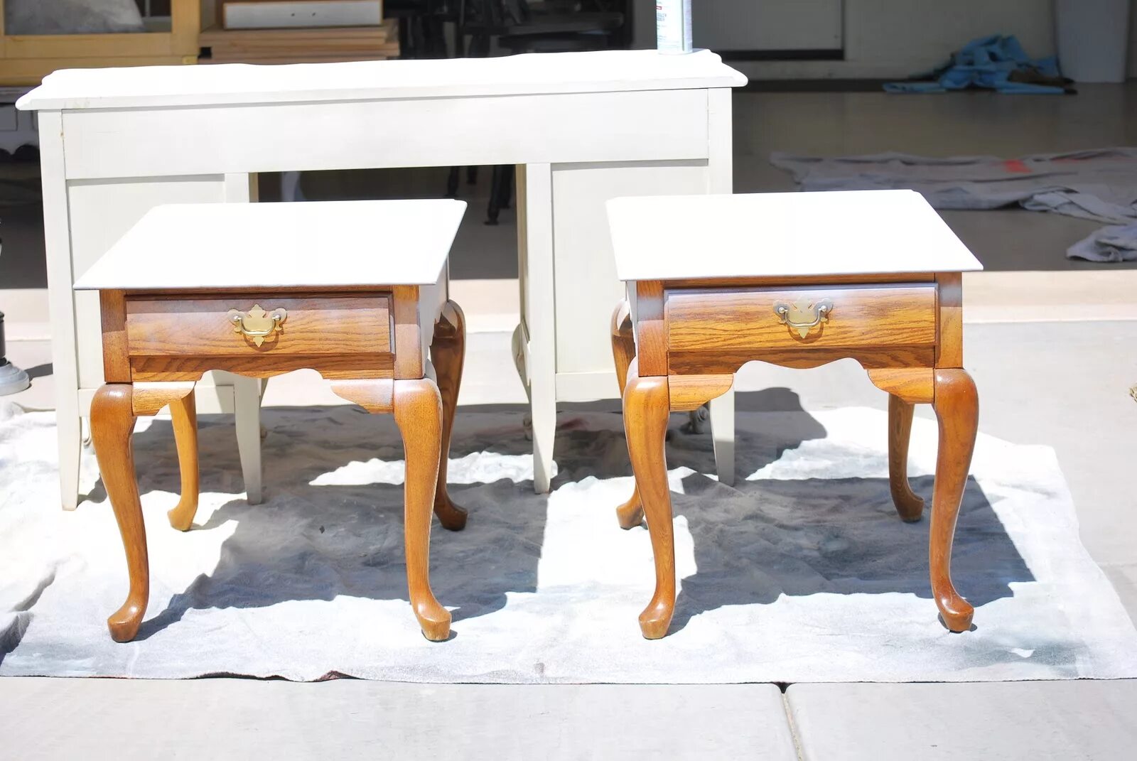 Краска покрасить стол. Окрашенная деревянная мебель. Перекраска деревянной мебели. Окрашенная деревянная белая мебель. Перекраска деревянной мебели в белый цвет.