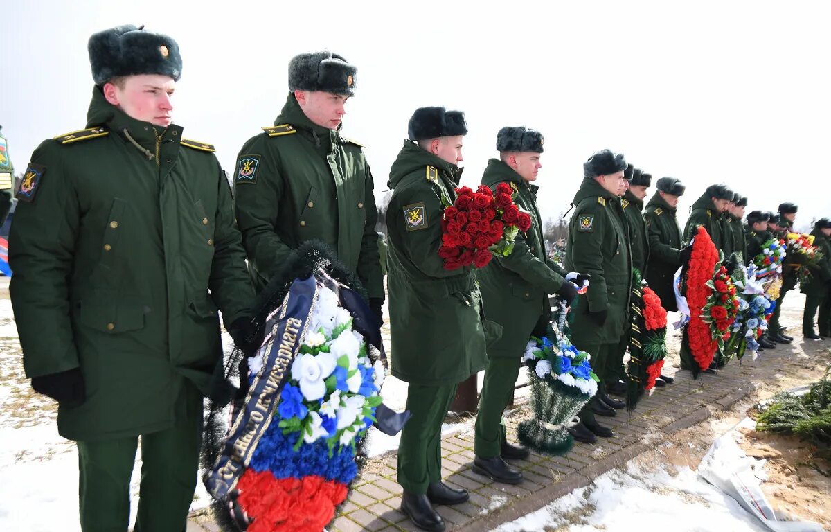 Простились с погибшим на Украине. Похороны военнослужащего. Прощание с военнослужащими. Прощание с погибшим солдатом.