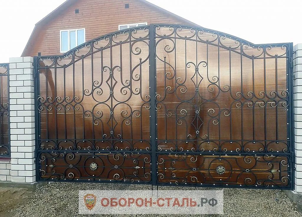 Кованый забор с поликарбонатом. Ворота с поликарбонатом. Ворота с поликарбонатом. Красивые кованые заборы. Ворота металлические с поликарбонатом.