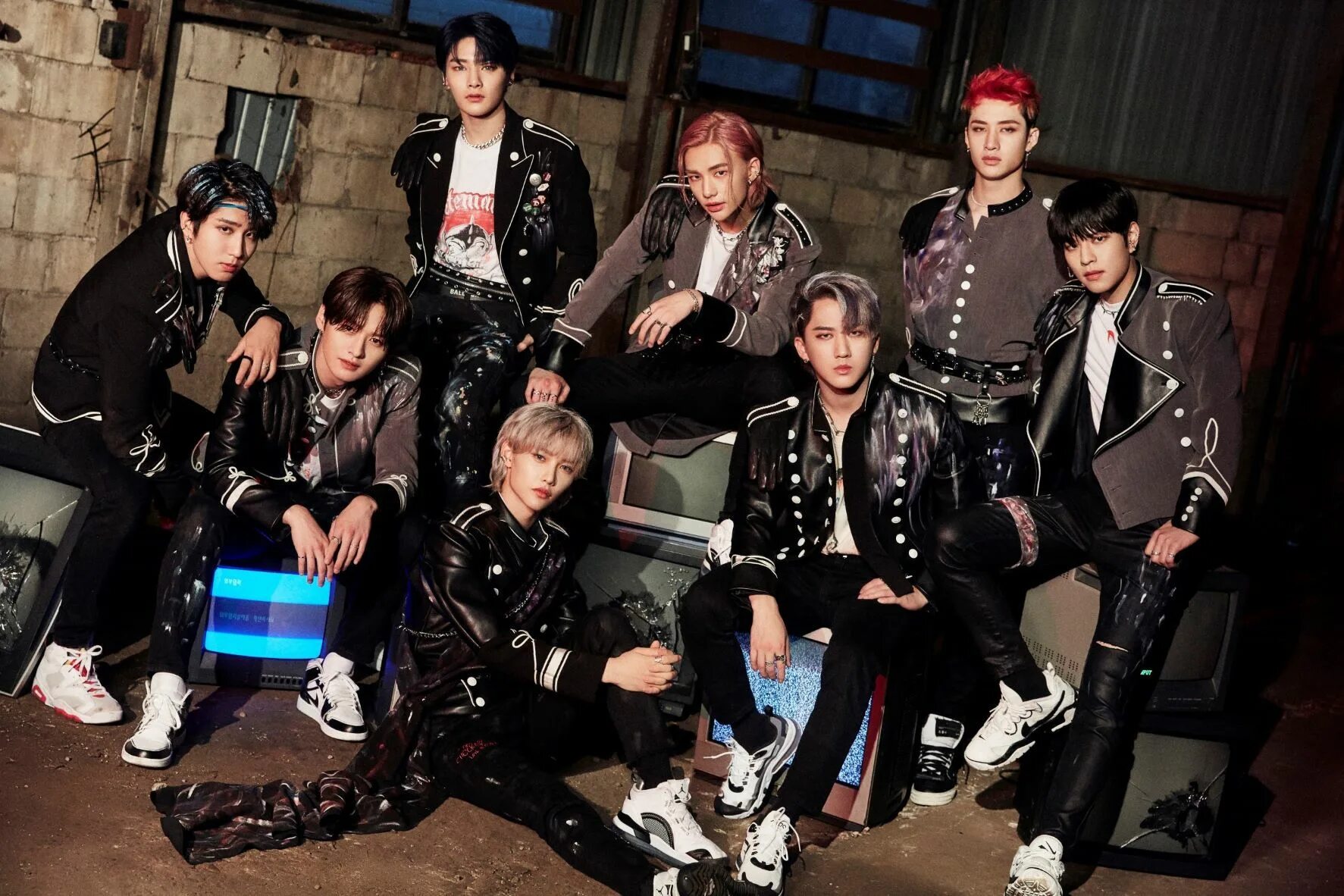 In life stray kids. K-Pop группа Stray Kids. Группа Stray Kids 2021. Группа Stray Kids 2022. Stray Kids 2021 Kingdom.