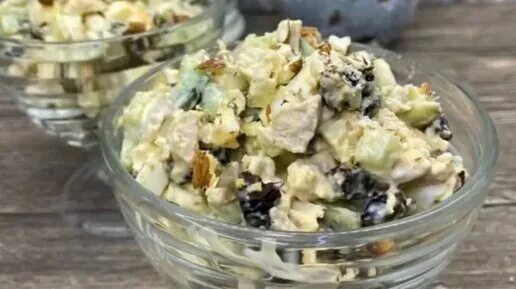 Свекольный салат с грецкими орехами. Салат из свёклы с черносливом и грецким орехом. Салат свеклой курица чернослив грецким орехом. Салат с черносливом и копченой курицей и грецкими орехами. Свёкла с черносливом и грецкими орехами.