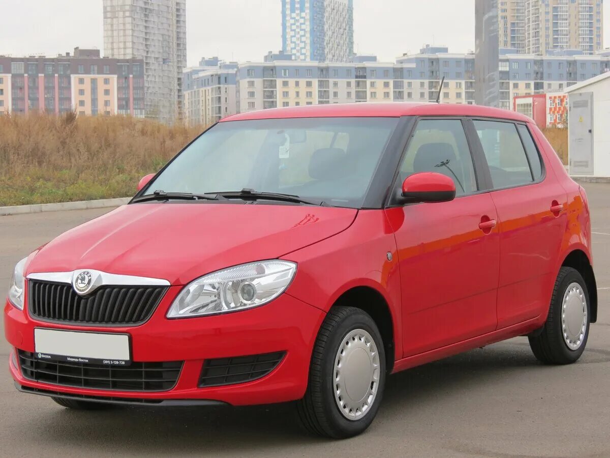 Купить шкоду фабию москва. Skoda Fabia 2 2011. Шкода Фабия 2011. Skoda Fabia II Рестайлинг 2011. Skoda Fabia 2 Рестайлинг.