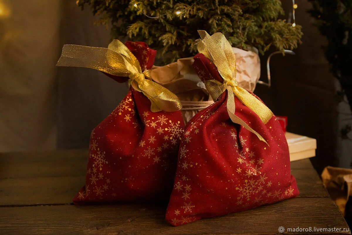 Мешок новогодних подарков. Новогодние мешочки для подарков. Новогодний мешок для подарков. Мешок новогодний под елкой. Рождественский мешочек на елку.