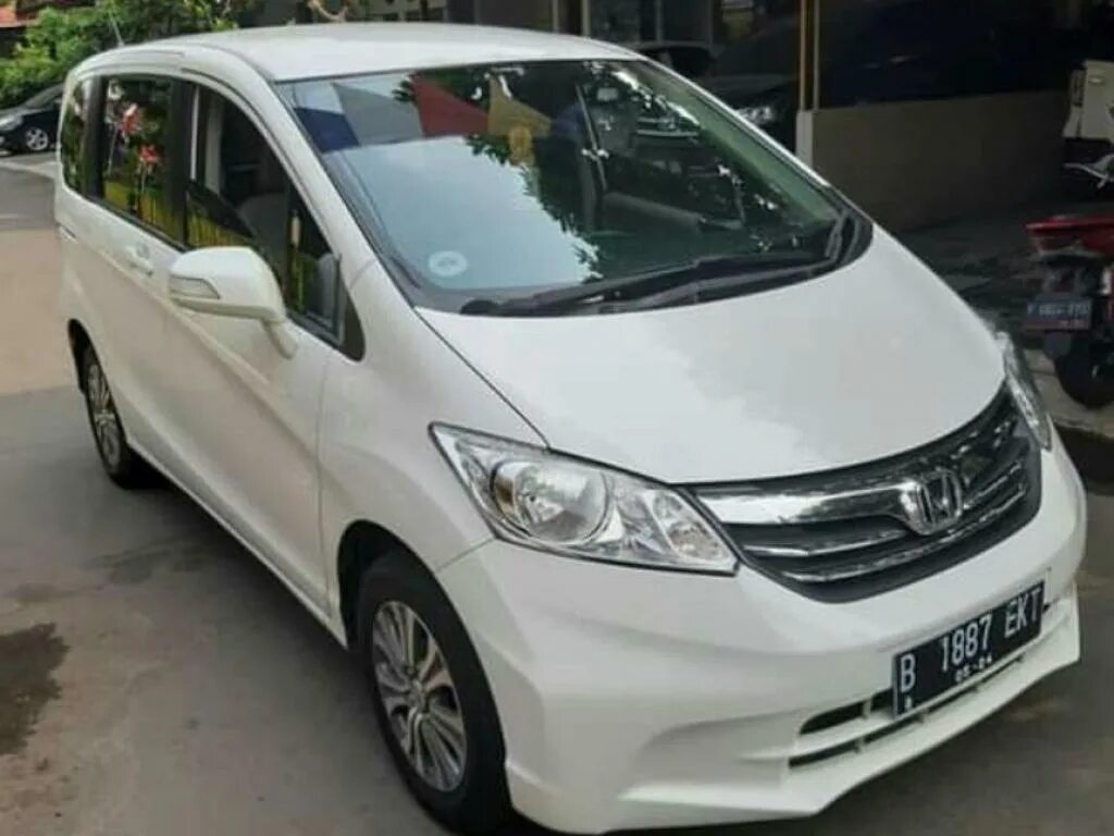 Купить хонда 2013г. Honda freed 2013. Honda freed 2000 года. Honda freed 2012 диски r16. Nissan freed 2013.