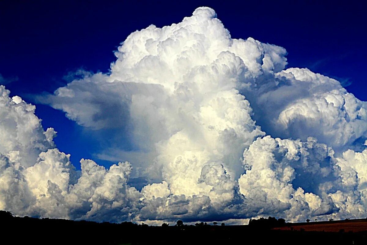 Огромное белое облако. Кумулонимбус. Кучево-дождевые облака. Кумулус Нимбус. Кучевые облака (Cumulus – сu).