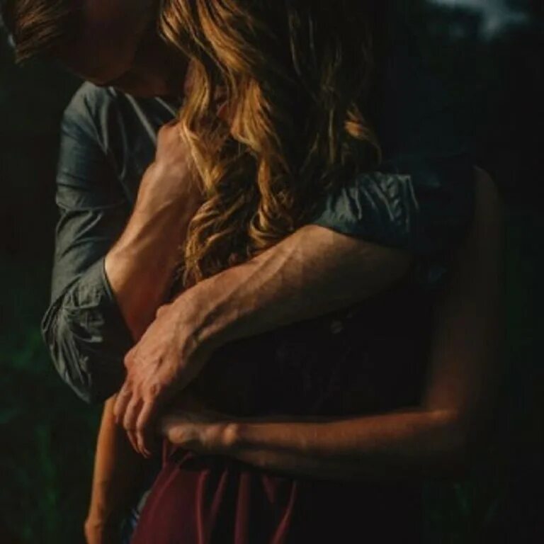 Парень девушка в обнимку со спины. Пара целуется без лица. Парень девушка в обнимку со спины. Тся. Парень девушка в обнимку со спины.