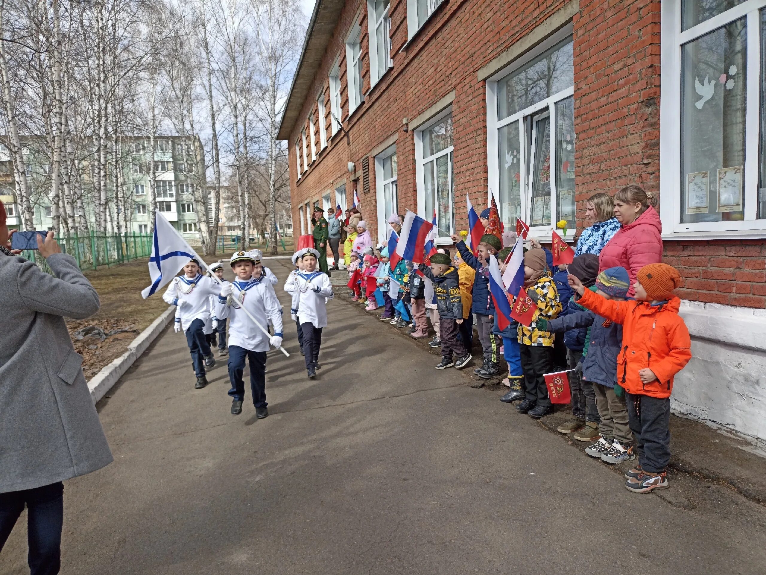 В доу день победы группа. Парад в детском саду к 9 мая. Детский парад на 9 мая в детском саду. Парад Победы детский сад 2023. 9 Мая в ДОУ фото.