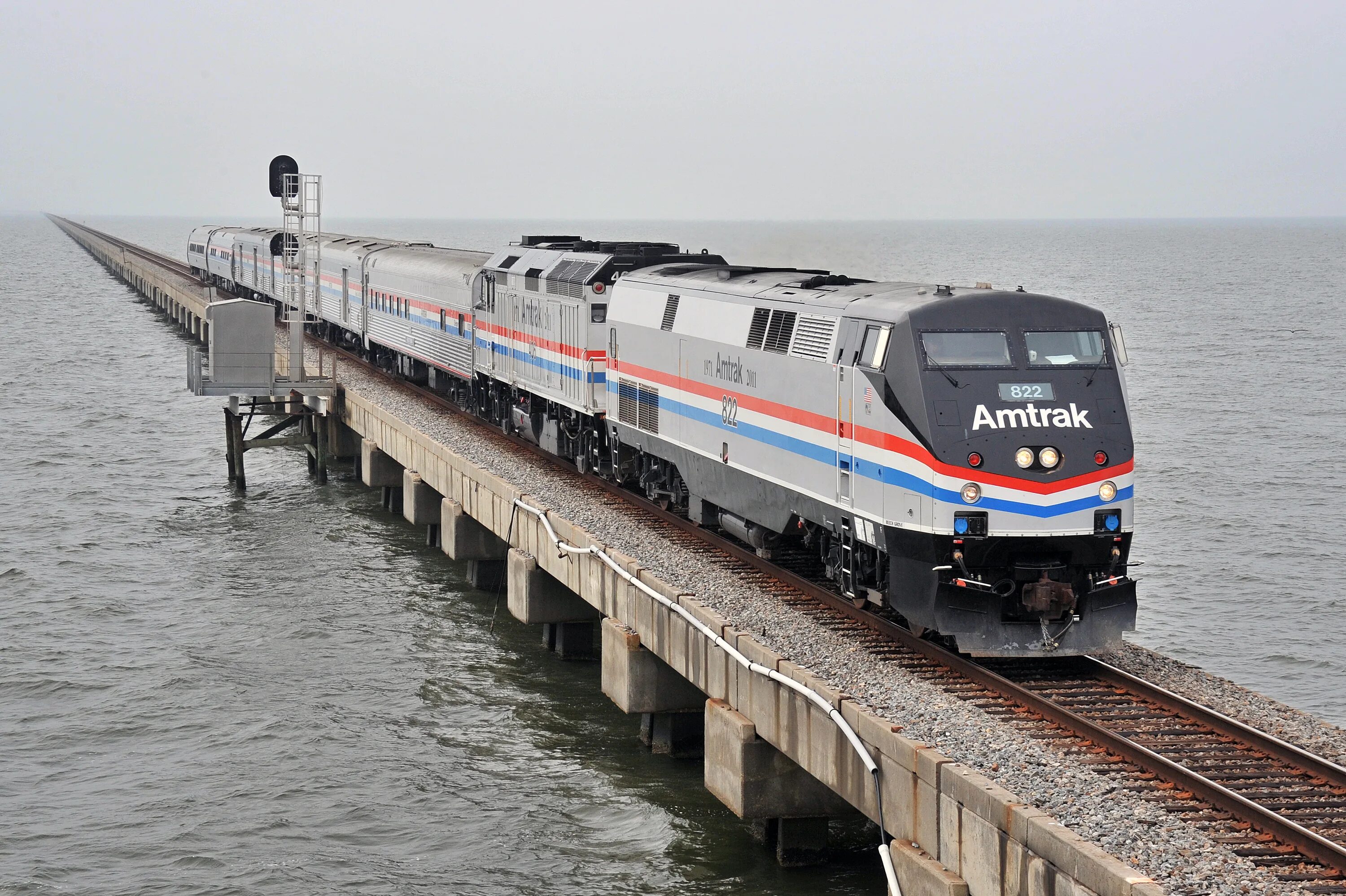 Train over. Amtrak ge p42dc 42. Поезда Amtrak в США. Amtrak p40dc # 822. Тепловозы США Amtrak.