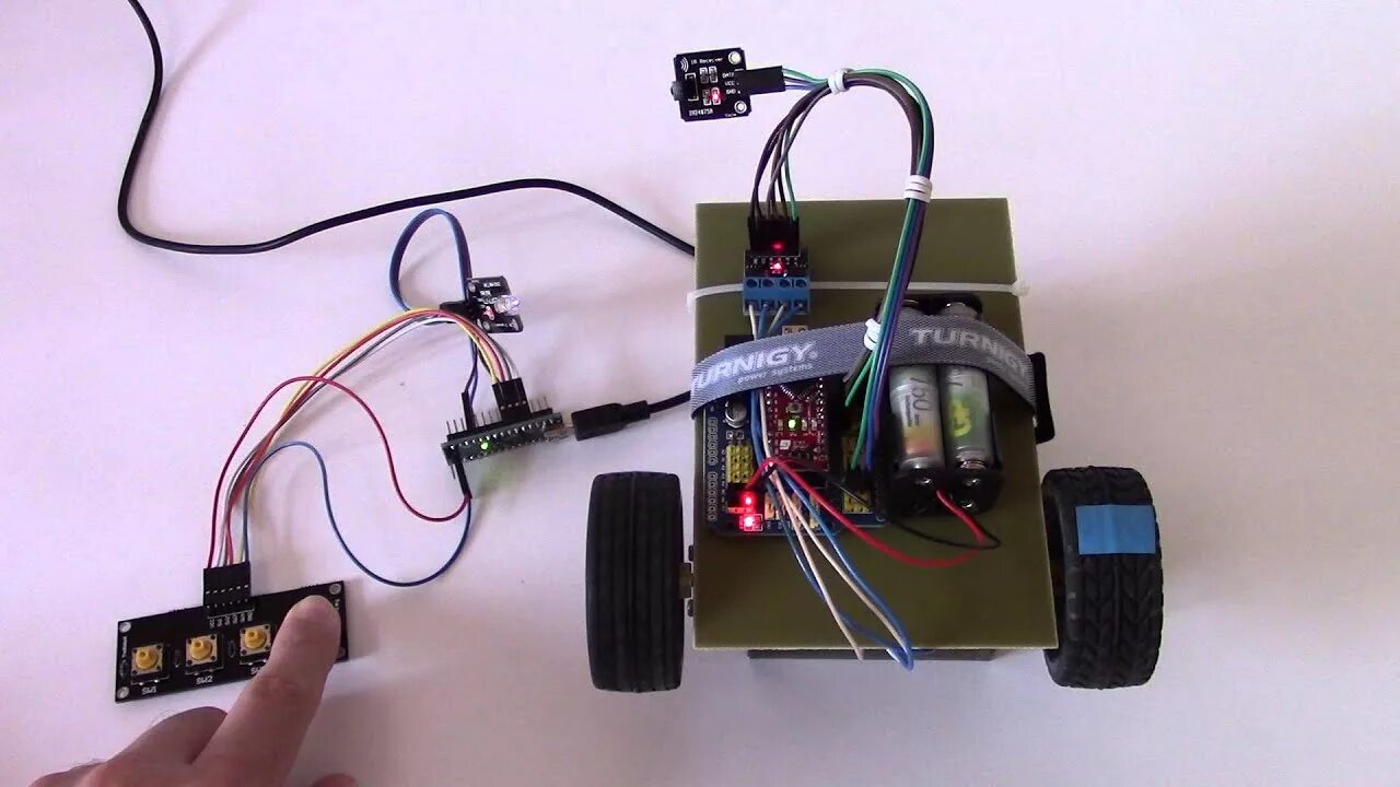 Машинка управление приложением. Пульт дистанционного управления машинки на ардуино. Ардуино машинка на инфракрасном пульте управления. Дистанционное управление нардуино. Машинка с Ду управлением Arduino.