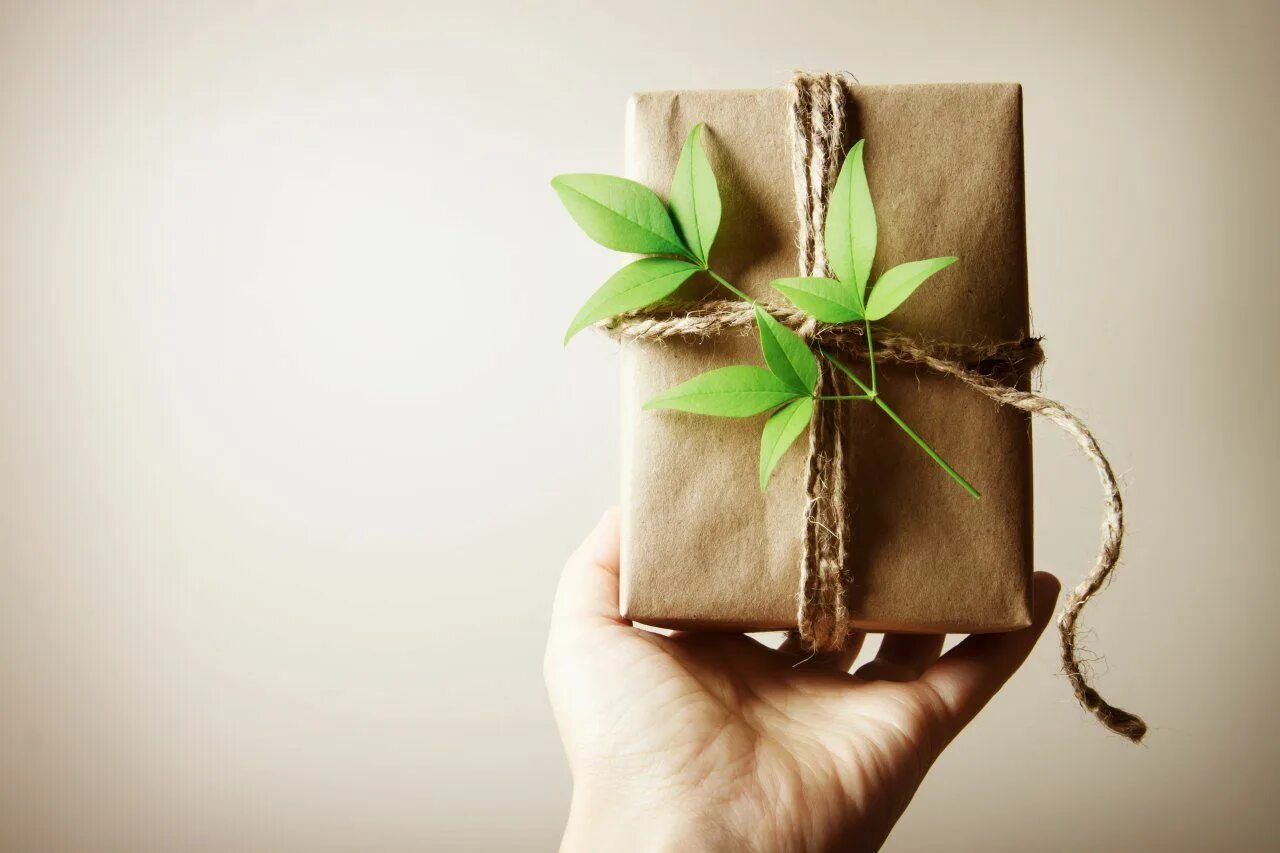 Подарки в эко стиле. Экологичная упаковка подарков. Подарок на природе. Упаковка в эко стиле.