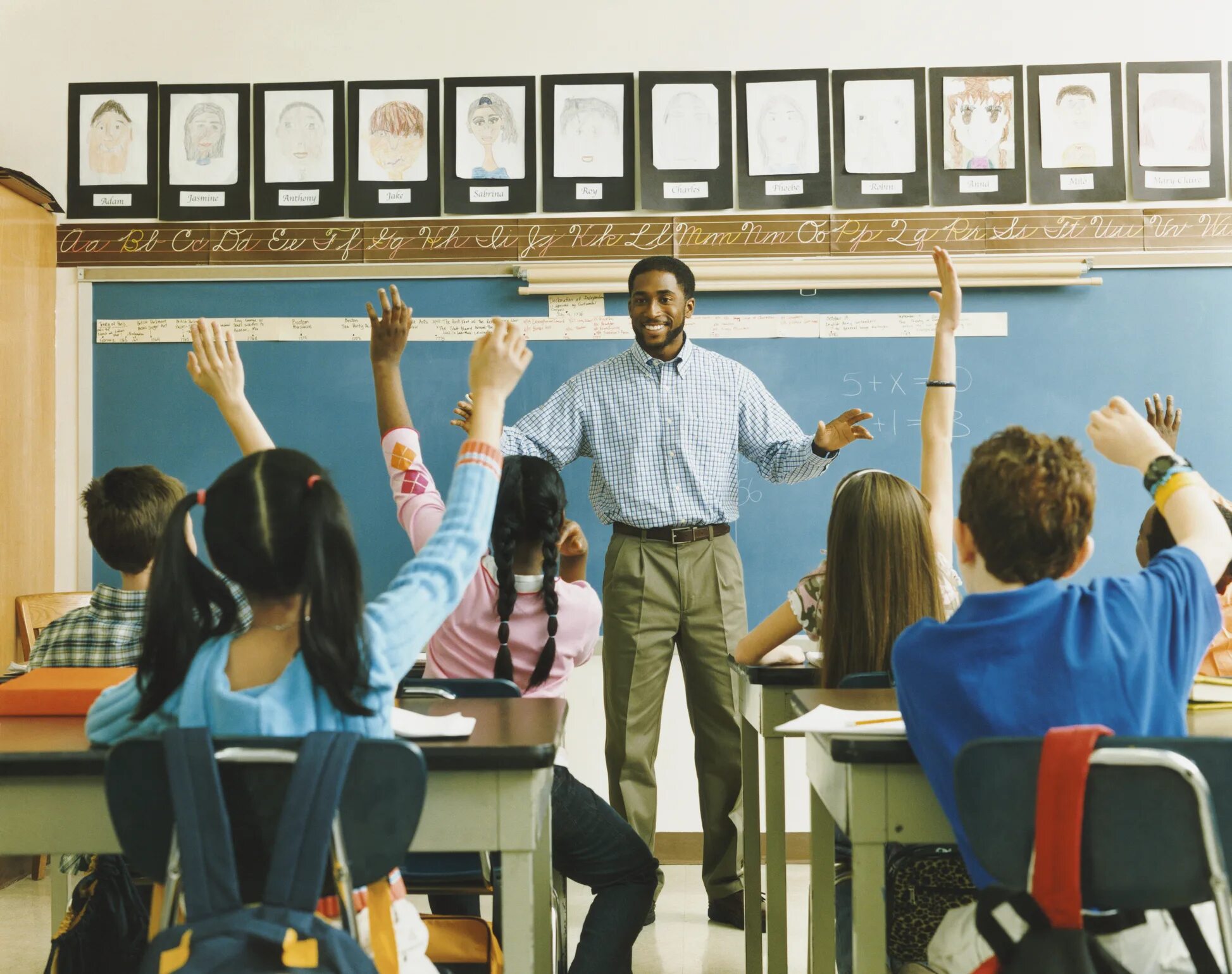 During school. Счастливый учитель. Учителя в Великобритании. Уроки учителя. Учитель с учениками темнокожими.