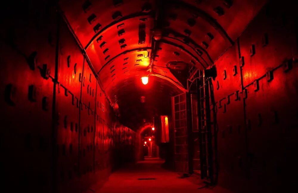 красный свет в комнате. улица красных фонарей спб. сигнал тревоги. мигающий свет в темноте.