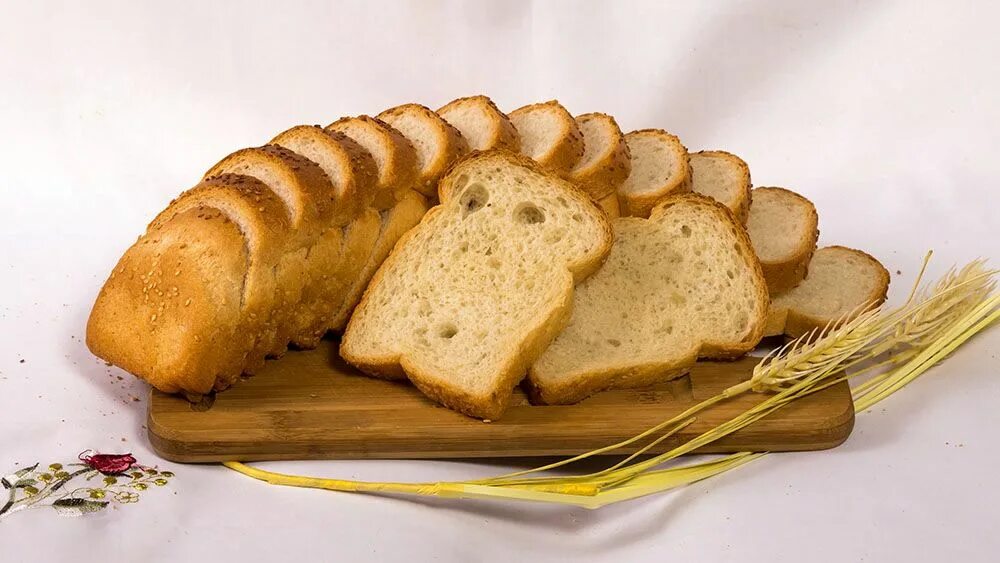 хлеб. хлебная тарелка. выпечка хлеба. ржано-пшеничный хлеб ржано-пшеничный хлеб. хлеб в озерах.