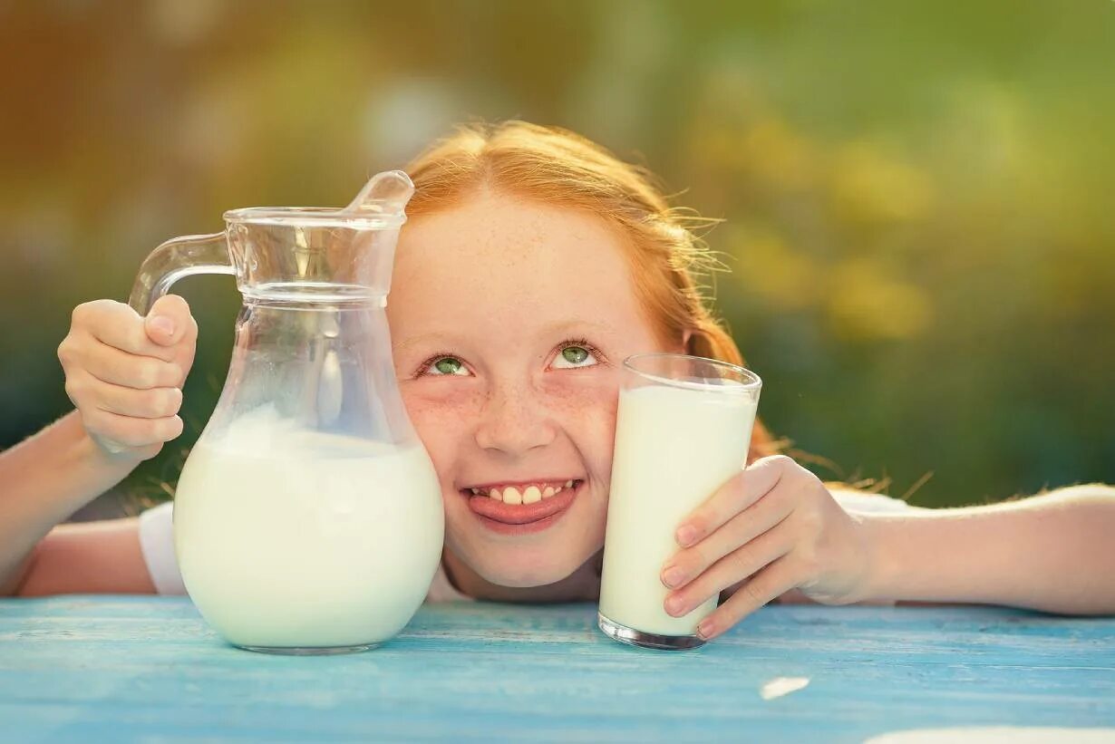 I drinking milk now. Молоко. Молочные продукты для детей. Молоко для детей. Ребенок пьет кефир.