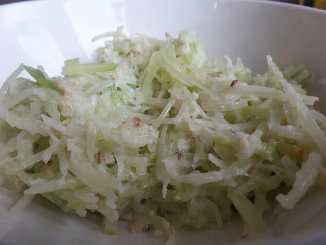 Салат из редьки белой. Рецепты из редьки белой. Приготовление редьки белой. Редька протертая. Салат из редьки белой.