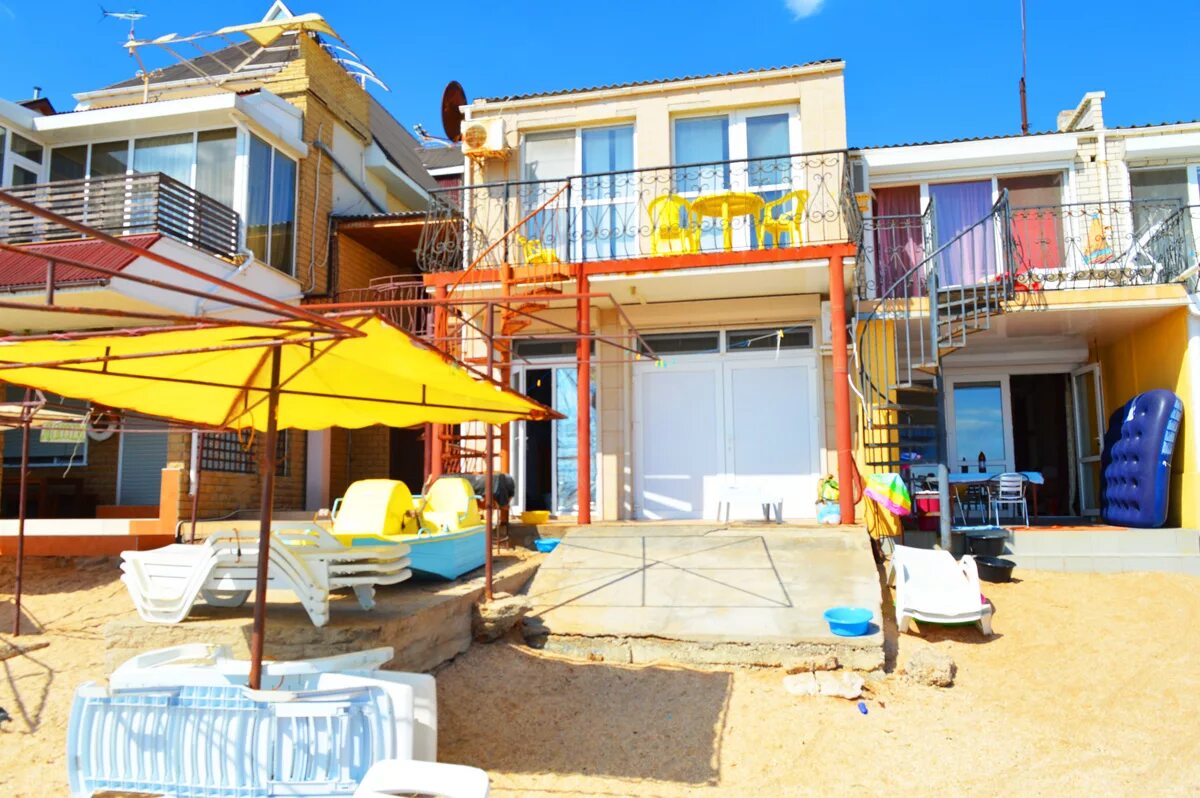 коктебель эллинг алые паруса. коктебель крым 2022. эллинги двуякорная бухта. николаевка крым эллинги у моря. коктебель крым эллинги на берегу.